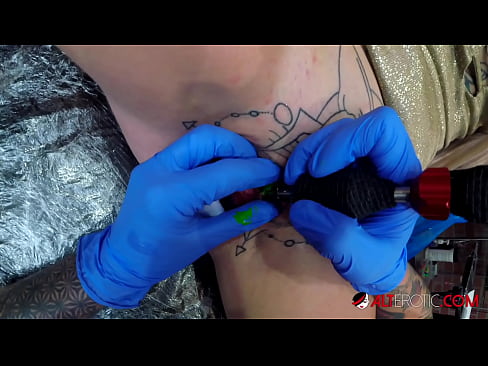 ❤️ Uiters getatoeëerde hottie Sully Savage het 'n tatoeëermerk op haar klitoris gekry Fok video  by porn af.massagecenter-yalta.ru ﹏